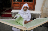 Мужчина читает Коран в Большой мечети во время священного месяца Рамадан в Сане, Йемен.