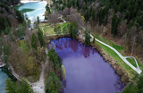Вид на пурпурную воду озера Гипсбрухвайхер недалеко от Фюссена, Германия. Это природное явление вызвано так называемыми пурпурными сернистыми бактериями.