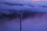 Ветряные турбины окружены туманом в горах региона Галисия, Испания.