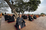 Непал. Лумбини. Участники первого всемирного дня медитации, который является частью Международного фестиваля мира 2024 года в буддийком храме Майя Деви. 