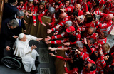 Папа Франциск встречается с волонтерами итальянского Красного Креста в Ватикане.
