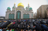 Мусульмане во время торжественного намаза по случаю праздника Ураза-байрам в Московской Соборной мечети. 