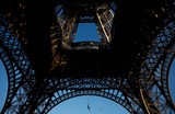 Спортсменка Анук Гарнье пытается установить мировой рекорд по подъему по канату на Эйфелеву башню в Париже.