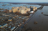 Вид на затопленную территорию вокруг жилого комплекса «Дубки» в Оренбурге, Россия.