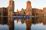 Танцоры выступают в новом бассейне древнеримского общественного банного комплекса Термы Каракаллы в Риме, Италия.