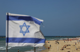 Отдыхающие на пляже в Тель-Авиве.