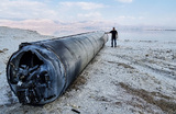 Корпус одной из баллистических ракет, запущенных Ираном в сторону Израиля, лежит на берегу Мертвого моря.