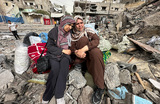 Женщины на обломках своего дома в Нусейрате. Центр сектора Газа.