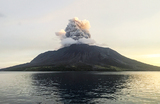 Извержение вулкана на горе Руанг в Регентстве островов Ситаро, провинция Северный Сулавеси, Индонезия.