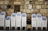 Женщина молится у Стены Плача в Старом городе Иерусалима.