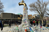 Инсталляция в виде водопроводного крана, из которого вытекают пластиковые бутылки, возле Центра Шоу, где проходят переговоры по первому в истории глобальному договору по пластику, в Оттаве, Онтарио, Канада.
