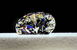 Демонстрация бесцветного бриллианта во время онлайн-аукциона редких бриллиантов инвестиционного класса алмазодобывающей компании «Алроса» в Москве.