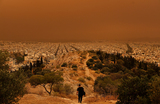 Пыль из пустыни Сахара покрывает город Афины, Греция.