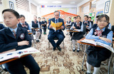 Глава МИД Великобритании Джеймс Кэмерон принимает участие в уроке английского языка во время визита в Улан-Батор, Монголия.