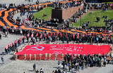 Георгиевская лента длиной 300 метров и масштабная копия Знамени Победы развернуты перед Музеем Победы на Поклонной горе.