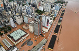 Затопленный в результате проливных дождей центр города Порту-Алегри, штат Риу-Гранди-ду-Сул, Бразилия.