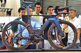 Посетители на 32-й международной выставке велосипедов в Шанхае.