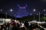 Полет дронов на Всемирной выставке Drone Light Show 2024, которая является частью Korea Drone Expo 2024, в Инчхоне, Южная Корея.