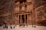 Туристы посещают сокровищницу в древнем городе Петра, Иордания.
