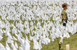 Поле с белыми флагами в кампусе Аурарии, символизирующими каждого ребенка убитого в секторе Газа в ходе продолжающегося конфликта между Израилем и группировкой ХАМАС. Денвер, штат Колорадо, США.