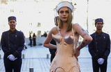 Кара Делевинь позирует для показа мод Vogue World, посвященного моде и спорту, за месяц до Олимпийских игр 2024 года на Вандомской площади в Париже, Франция.