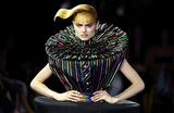 Модель во время показа коллекции модного дома Victor & Rolf в Париже, Франция.