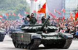 Танк Т-72Б3 на военном параде по случаю Дня независимости республики и 80-летия освобождения от немецко-фашистских захватчиков в Минске, Белоруссия. 