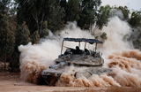 Израильский танк маневрирует возле границы Израиля и сектора Газа.