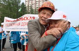 Ветераны строительства Байкало-Амурской магистрали (БАМа) во время празднования 50-летия начала строительства БАМа в Тынде, Россия.