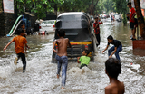 Затопленная улица после проливных дождей в Мумбаи, Индия.