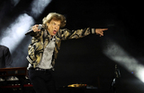 Солист группы The Rolling Stones Мик Джаггер выступает во время тура Hackney Diamonds на стадионе SoFi в Инглвуде, Калифорния, США.