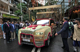 Украшенный автомобиль Rolls-Royce с гостями выезжает из Антилии, дома индийского бизнесмена Мукеша Амбани, в день свадьбы его сына Ананта Амбани в Мумбаи, Индия.