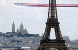 Самолеты французских ВВС Patrouille de France пролетают над Эйфелевой башни во время ежегодного военного парада в честь Дня взятия Бастилии на авеню Фош в Париже, Франция.