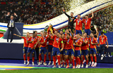 Сборная Испании радуется победе в финале над командой Англии в Берлине, Германия. Сборная Испании в рекордный раз стала чемпионом Европы по футболу.