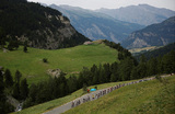 Пелотон велогонки «Тур де Франс» в Альпах. Амбрён, Прованс, Франция.