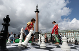 Люди на Дворцовой площади во время фестиваля в Международный день шахмат в Санкт-Петербурге..