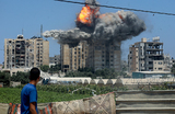 Взрыв после израильского авиаудара по жилому зданию в Нусейрате в центральной части сектора Газа.