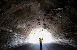  Туннель Фуаксарда, который был преобразован из бывшего автодорожного туннеля в городской бесплатный круглосуточный скалодром, оборудованный тысячами зацепок, в Барселоне, Испания.