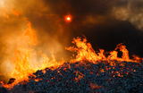 Пожар на территории хранилища прессованной бумаги в Рязани. Площадь пожара составила около 1 тысячи квадратных метров.