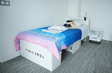 В жилых комнатах Олимпийской деревни в Сен-Дени для спортсменов установлены кровати из картона. Пригород Парижа.