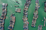 Вид на рыбацкие лодки, пришвартованные в порту во время приближения тайфуна «Гэми», в уезде Ляньцзян города Фучжоу, провинция Фуцзянь, Китай.
