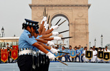Парад первой в истории индийских ВВС женской учебной группы у военного мемориала «Ворота Индии» в Нью-Дели.