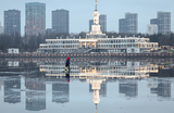 Повседневная жизнь в Москве. Рыбак на льду канала им. Москвы около Северного речного вокзала.