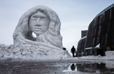 Ледяная скульптура на улице в городе Нуук, Гренландия.