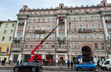 Мойка фасадов зданий после зимнего сезона в Москве.