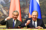 Министр иностранных дел Китая Ван И и глава МИД России Сергей Лавров во время подписания документов по итогам переговоров в Москве.