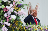 Президент США Дональд Трамп отдает честь во время ежегодного пасхального празднества в Белом доме. Вашингтон, США.