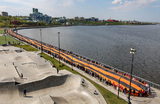 Вид на 300-метровую георгиевскую ленту, которую развернули в Казани на набережной реки Казанки во время всероссийской патриотической акции «Георгиевская лента».