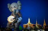 18-метровая арт-инсталляция KAWS: Holiday Thailand выставлена ​​перед Большим дворцом в Бангкоке, Таиланд.