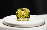 Бриллиант «Новое солнце» коллекции Alrosa Diamond Exclusive во время презентации в отеле «Астория» в Санкт-Петербурге. Вес бриллианта более 100 карат. Его огранка заняла более двух лет.
